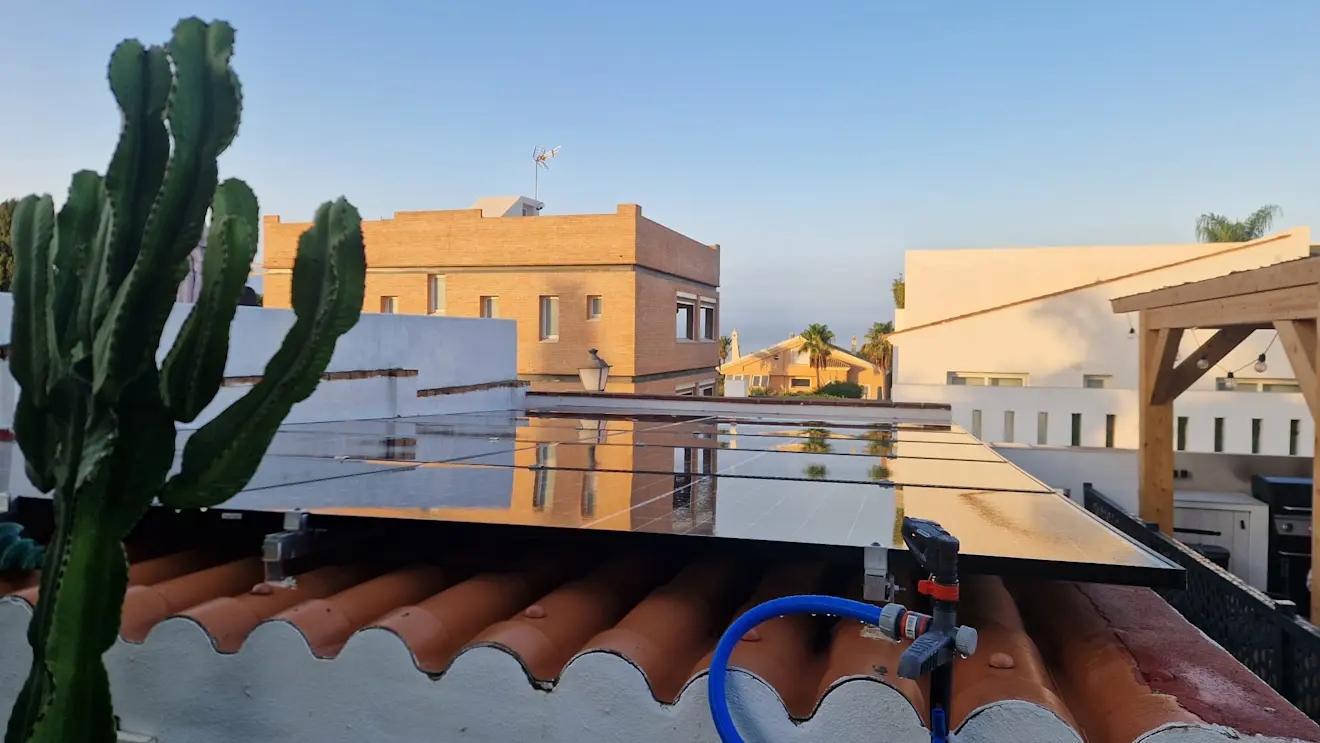 De schone zonnepanelen en de sproeier die het stof voortaan moet verwijderen - Reinout van den Born