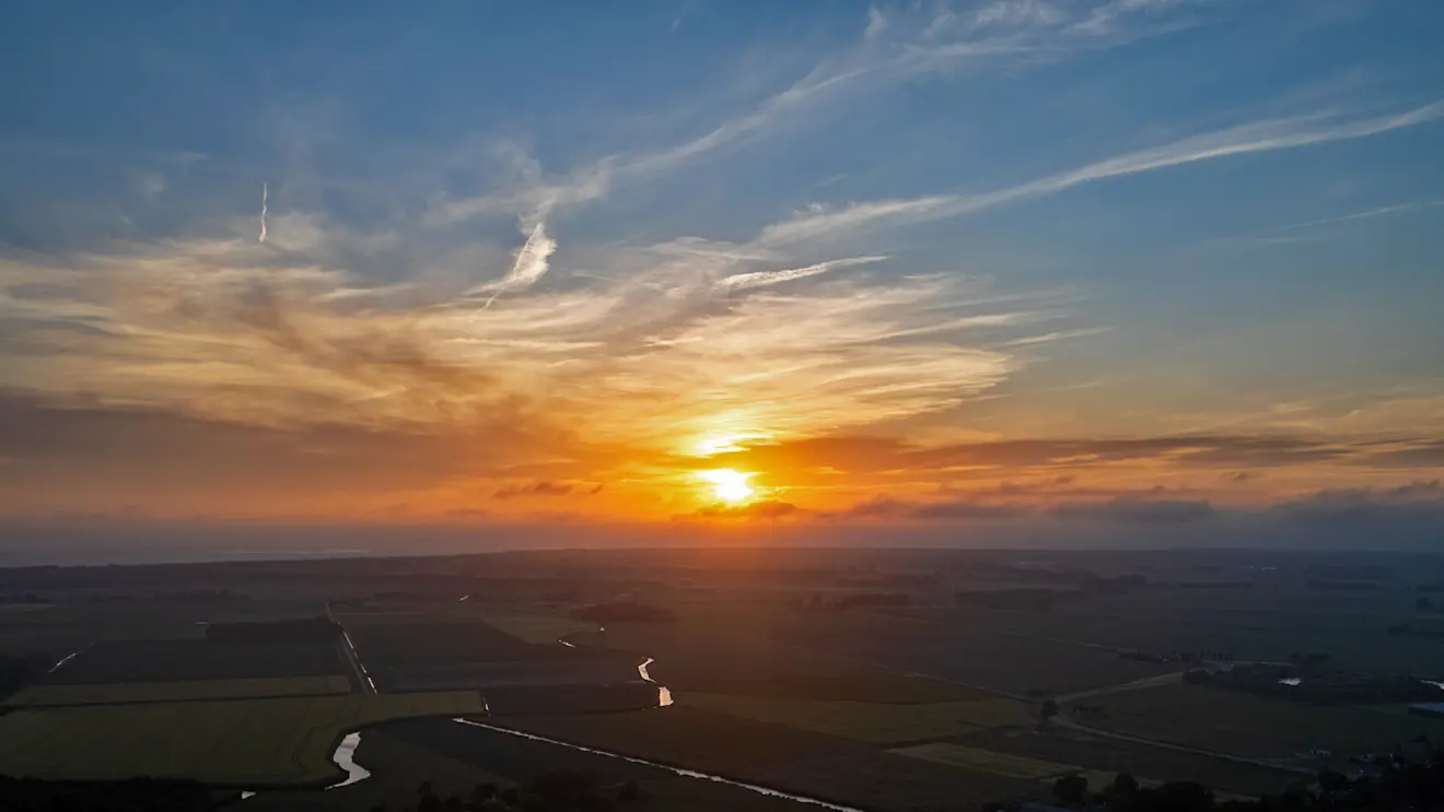 Zonsondergang boven zee in de buurt van Hellevoetsluis - Simone Wiersma