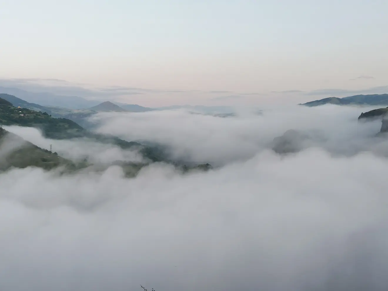 De buien en de doortocht van een regengebied in de nacht zorgden voor een mooi schouwspel tussen lage wolken en het landschap. Let ook op de wolk die Kelvin-Helmholtz structuren probeert te vormen - Carlos Sour