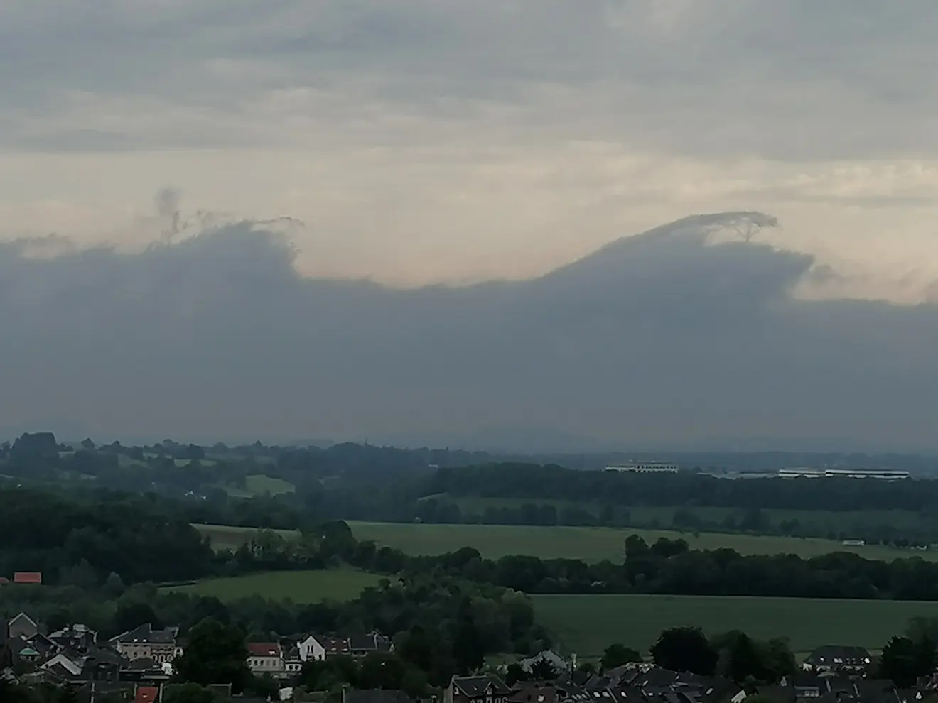 Onweersbuien, die net ten zuiden van Limburg naar het oosten trekken,, brengen lager hangende wolken daar in een golfbeweging. Die golven worden ook Kelvin-Helmholtz structuren genoemd. Dit is gezien vanuit Vaals - Carlos Sour