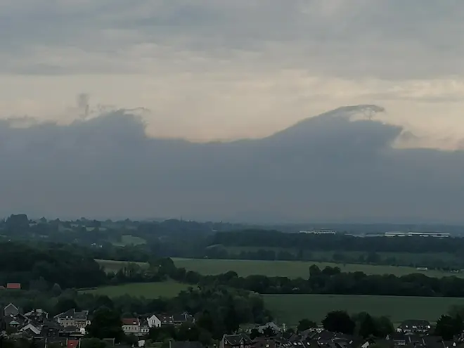 Onweersbuien, die net ten zuiden van Limburg naar het oosten trekken,, brengen lager hangende wolken daar in een golfbeweging. Die golven worden ook Kelvin-Helmholtz structuren genoemd. Dit is gezien vanuit Vaals - Carlos Sour