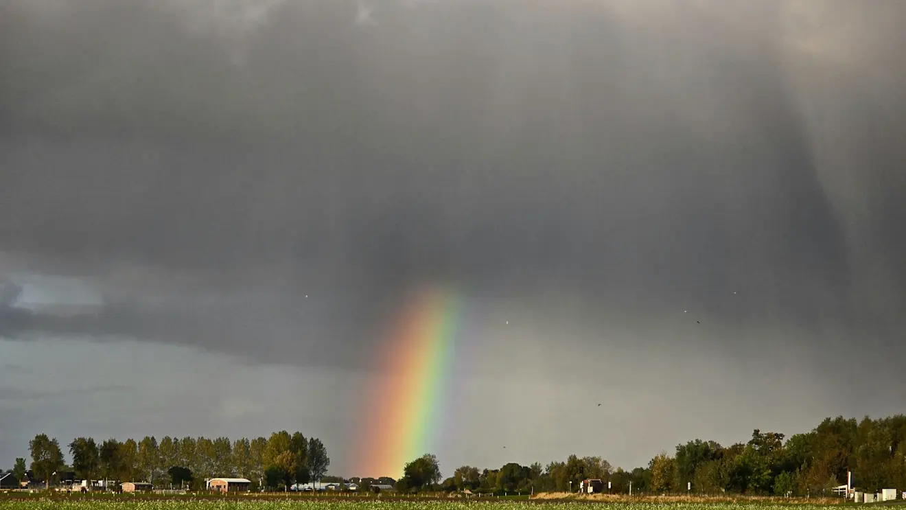 Een regenboog boven het Groningse land - Jannes Wiersema