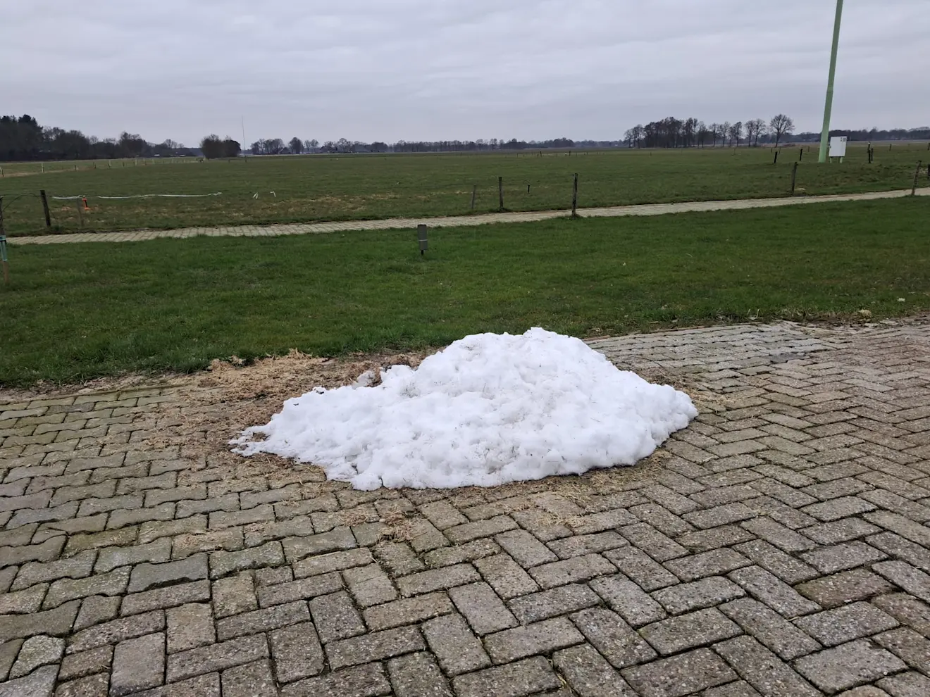Het restant van de sneeuwbult op het terrein van Gerrit Woertink in Wijster- Gerrit Woertink