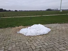 Het restant van de sneeuwbult op het terrein van Gerrit Woertink in Wijster- Gerrit Woertink