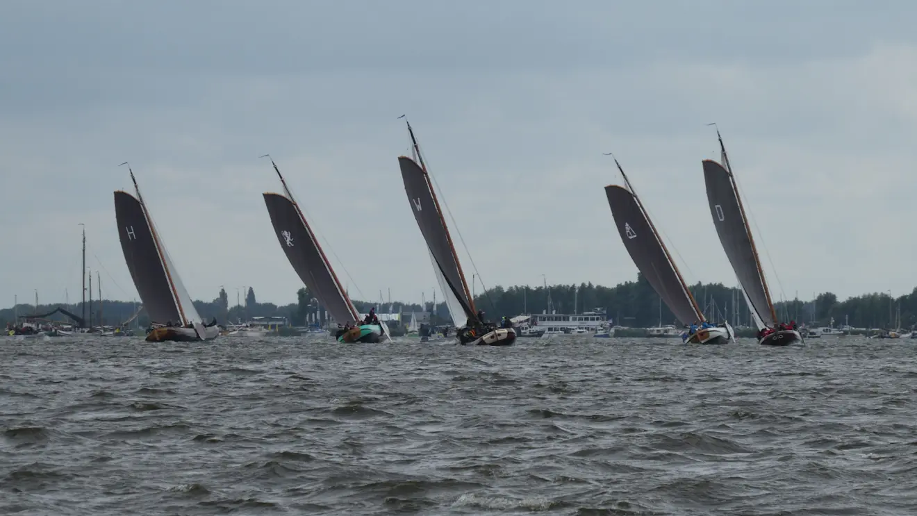 De Skûtsjes bij Terherne hadden de wind op het Sneekermeer goed in de zeilen - Albert Thibaudier