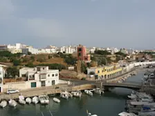 Ciutadella op Menorca is berucht vanwege zijn af en toe optredende meteotsunami's. De haven, aan een smalle inham vanaf zee, is er uitermate geschikt voor. Soms bereiken de schommelingen in de waterstand er een amplitude van 4 meter - Wikipedia