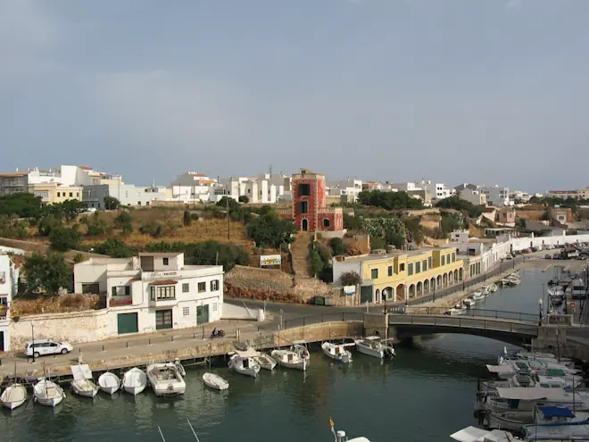 Ciutadella op Menorca is berucht vanwege zijn af en toe optredende meteotsunami's. De haven, aan een smalle inham vanaf zee, is er uitermate geschikt voor. Soms bereiken de schommelingen in de waterstand er een amplitude van 4 meter - Wikipedia