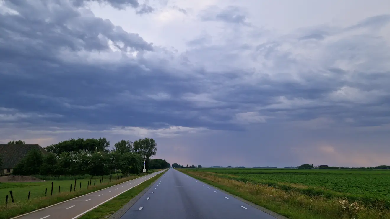Een onweersbui, vanochtend boven Texel, trok weg - Frans Alderse Baas