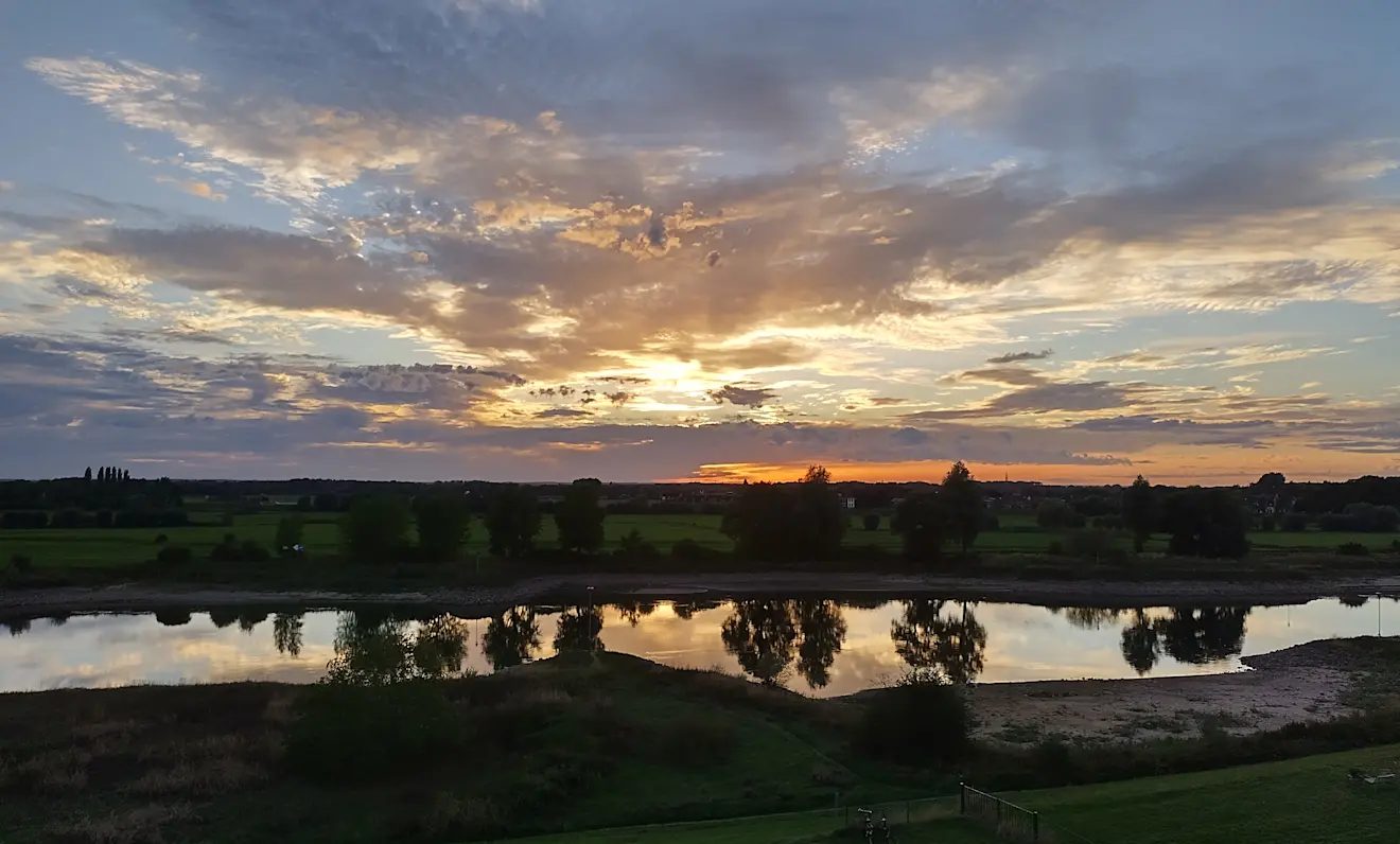 Zonsondergang met onrustig ogende bewolking - H. van den Oever