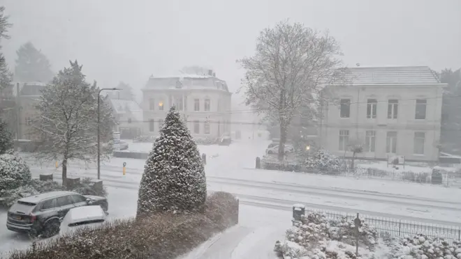 Intense sneeuwval in Velp, in de eerste week van januari - Reinout van den Born