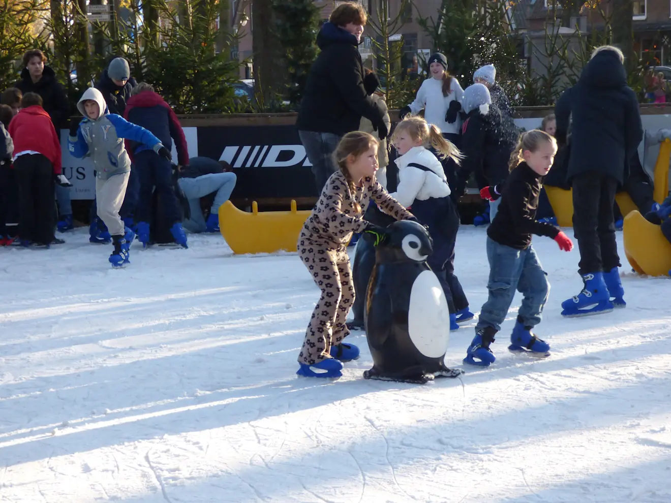 Schaatsen kan nog wel her en der, maar dan op kunstijs. Zoals hier in Laren - Chris Meewis