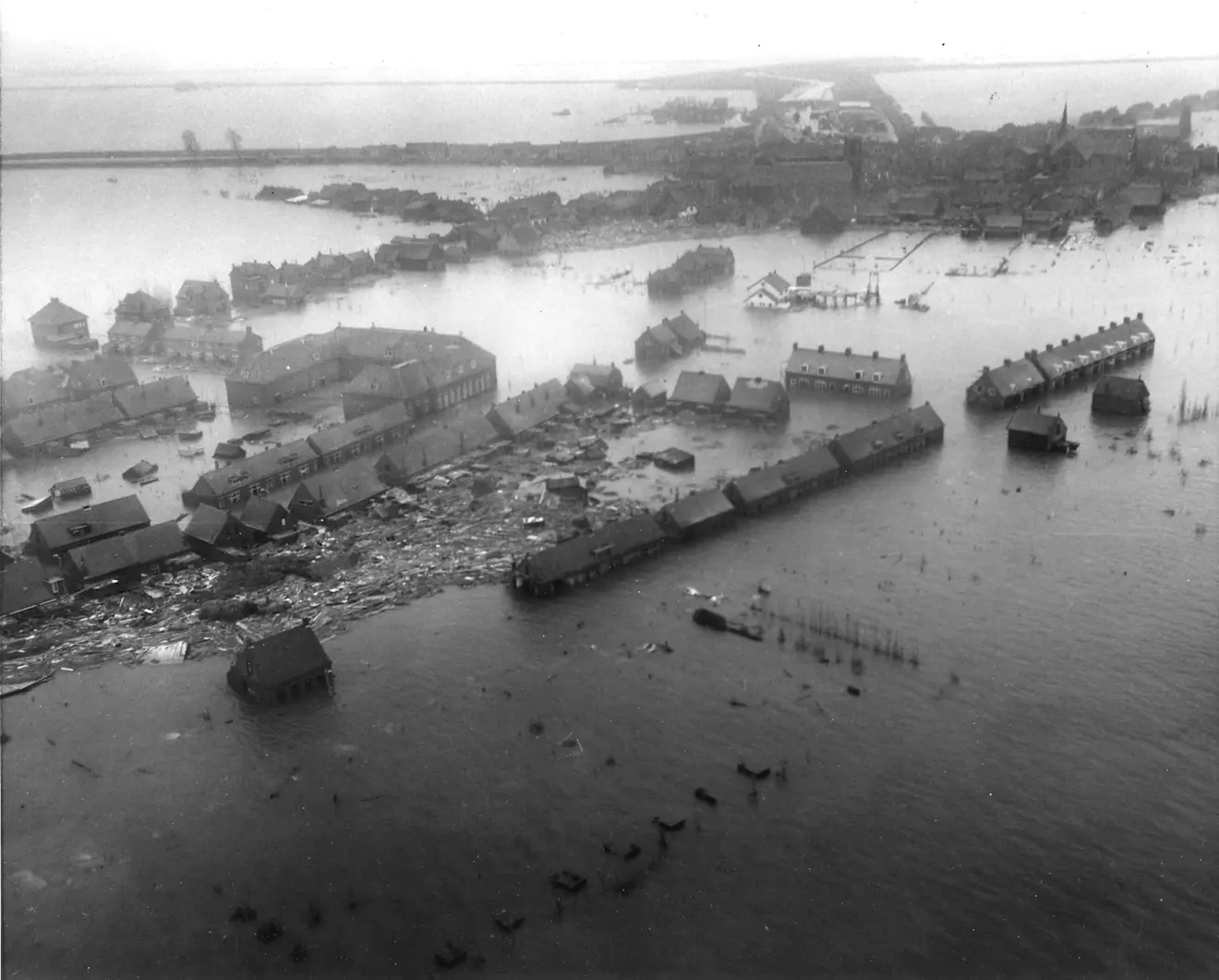 Begin februari 1953 was de stormopzet in het zuidwesten van Nederland zo hoog dat de zee het land op kwam - Foto vanuit helikopter van Amerikaanse leger