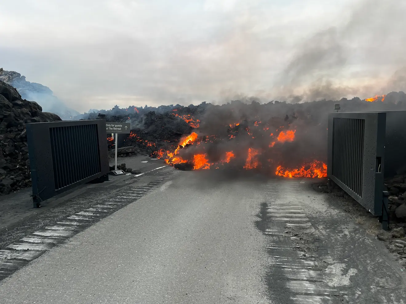 Lava bereikt plekken waar je het liever niet ziet - Jón Haukur Steingrímsson
