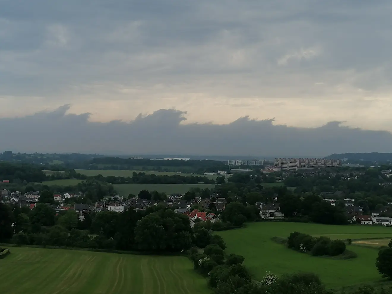 Onweersbuien, die net ten zuiden van Limburg naar het oosten trekken,, brengen lager hangende wolken daar in een golfbeweging. Die golven worden ook Kelvin-Helmholtz structuren genoemd. Dit is gezien vanuit Vaals - Carlos Sour
