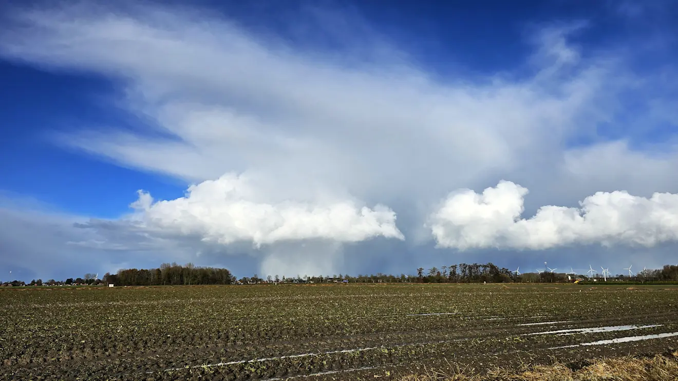 Fraaie winterse bui, boven het noordoosten van Groningen - Jannes Wiersema