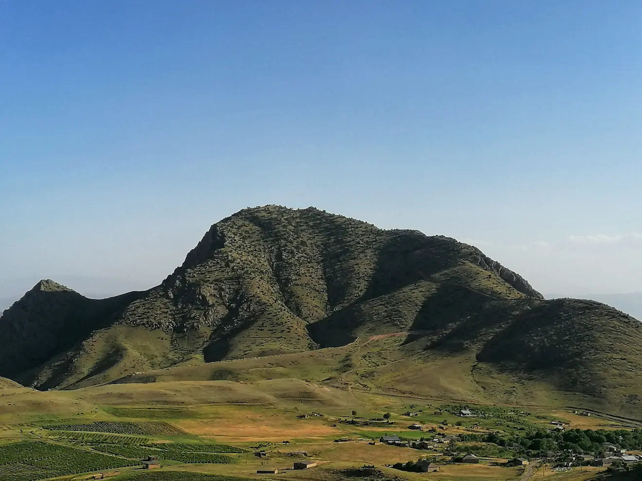 Het gebergte strekt zich uit over 160 km en is erg divers. Veel wandelroutes en mountainbike mogelijkheden. Ook ideaal voor de astronomen onder ons - Carlos Sour
