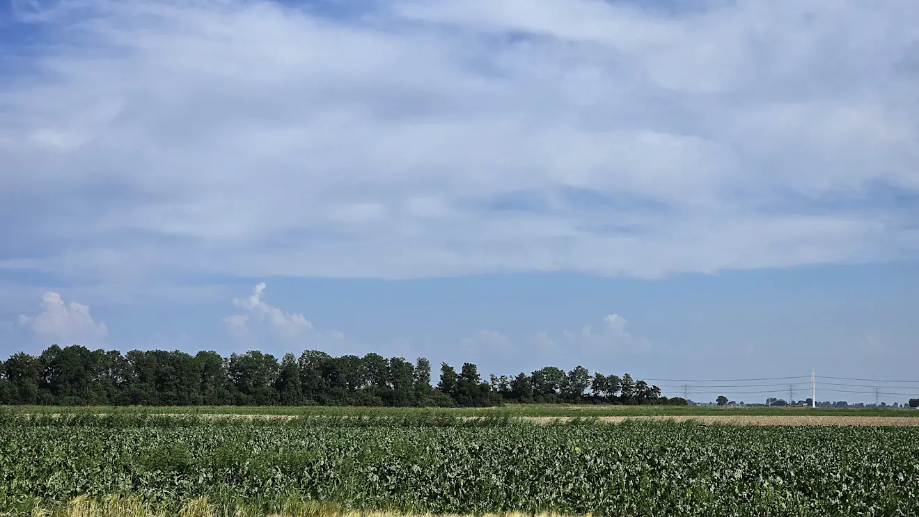Onrustige wolken boven het noordoosten van Groningen laten zien dat de atmosfeer wat onstabieler is geworden - Jannes Wiersema