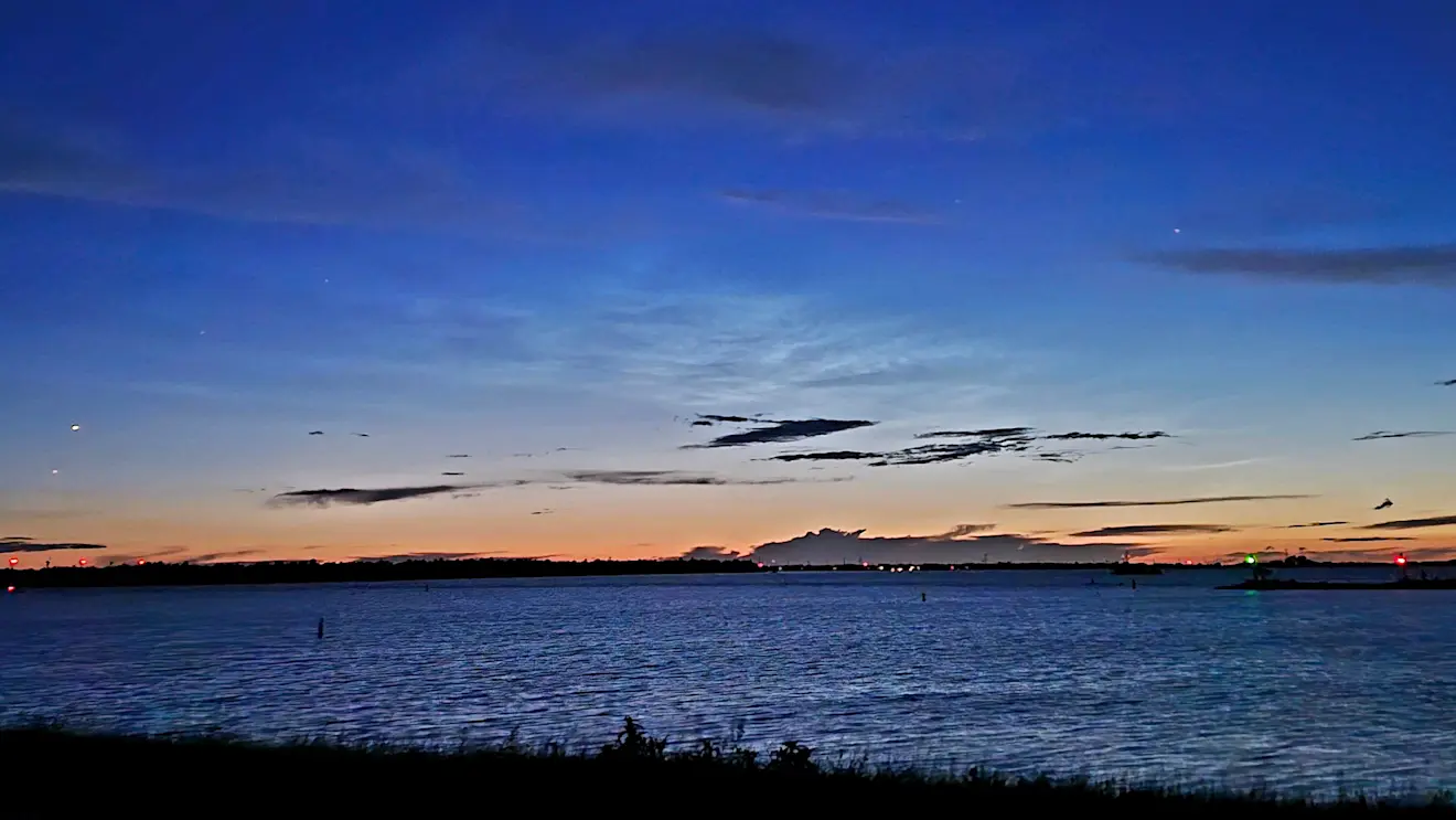 Boven Nederland waren de afgelopen nacht weer lichtende nachtwolken te zien, zoals hier vanuit Ketelhaven - Jannine Sanders