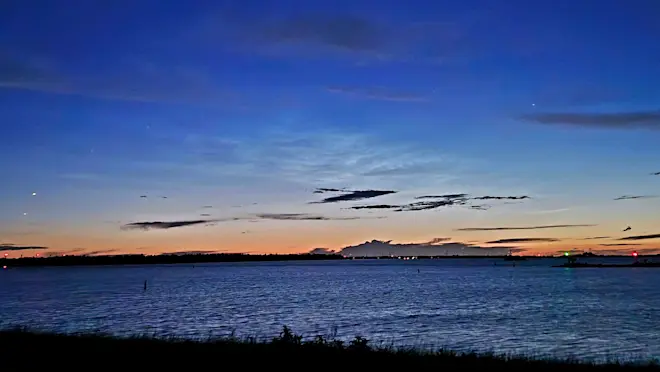 Boven Nederland waren de afgelopen nacht weer lichtende nachtwolken te zien, zoals hier vanuit Ketelhaven - Jannine Sanders