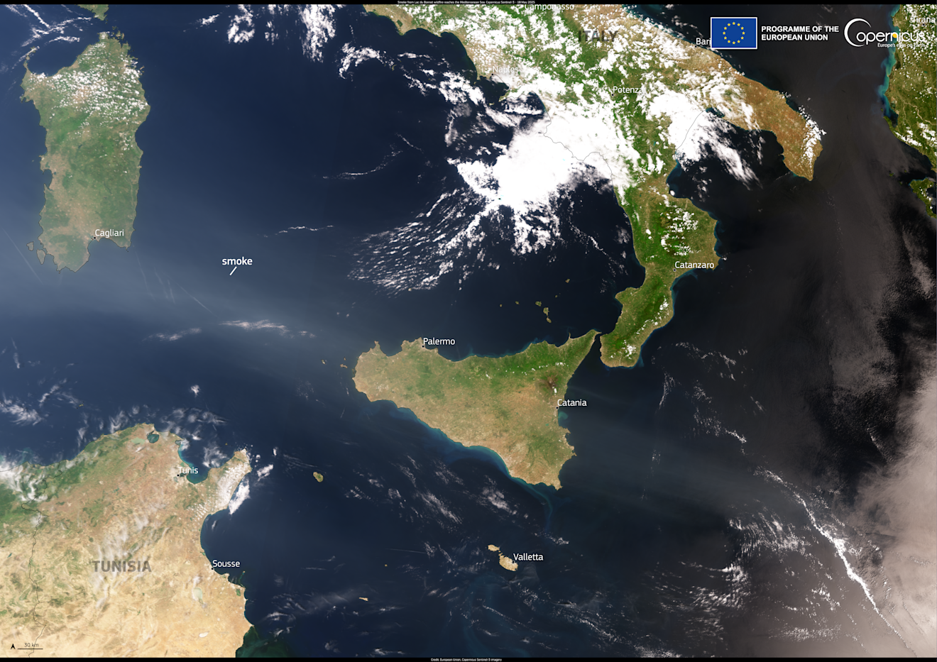 De rook van de brand in Manitoba boven de Middellandse Zee - European Union, Copernicus Sentinel-3 imagery
