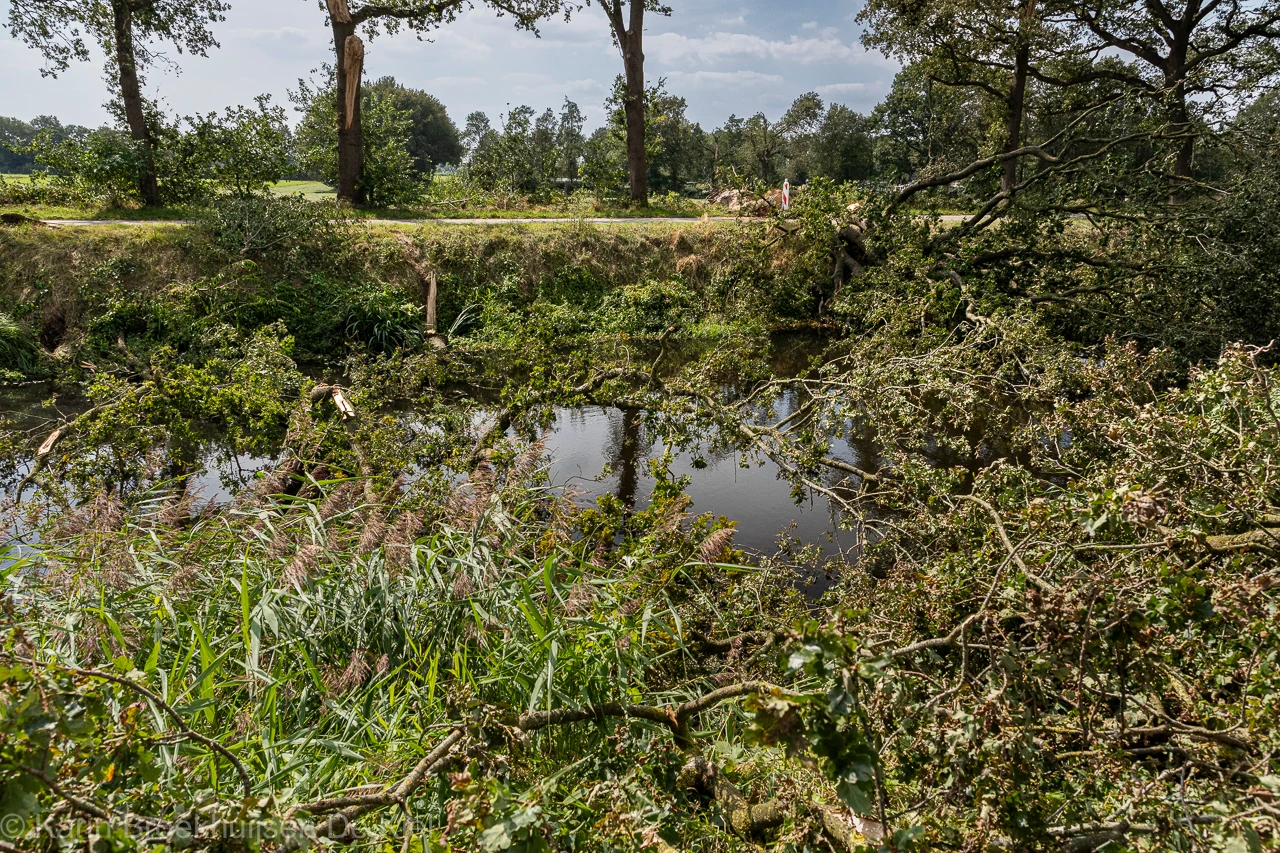De mogelijke tornado kwam van de overkant van het kanaal, uit de verte (ook te zien) aanzetten - Karin Broekhuijsen