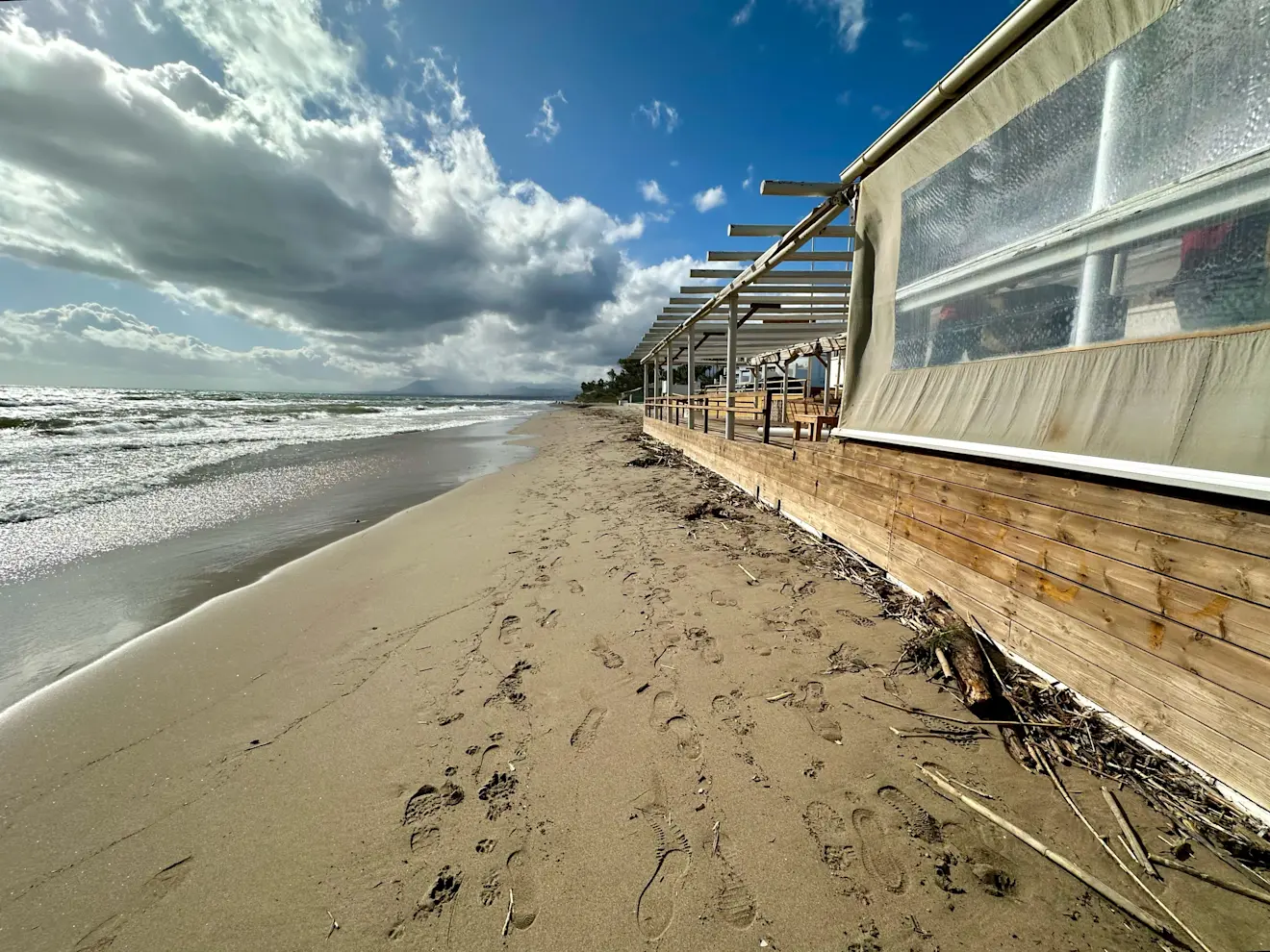 Het strand op dezelfde plaats nu - Tycho van den Born
