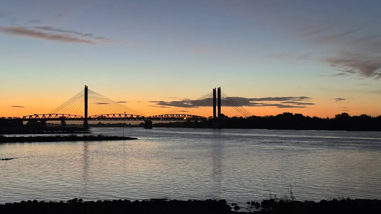 Klein wolkje bij een verder heldere start van de dag in de buurt van Zaltbommel - John Oomen