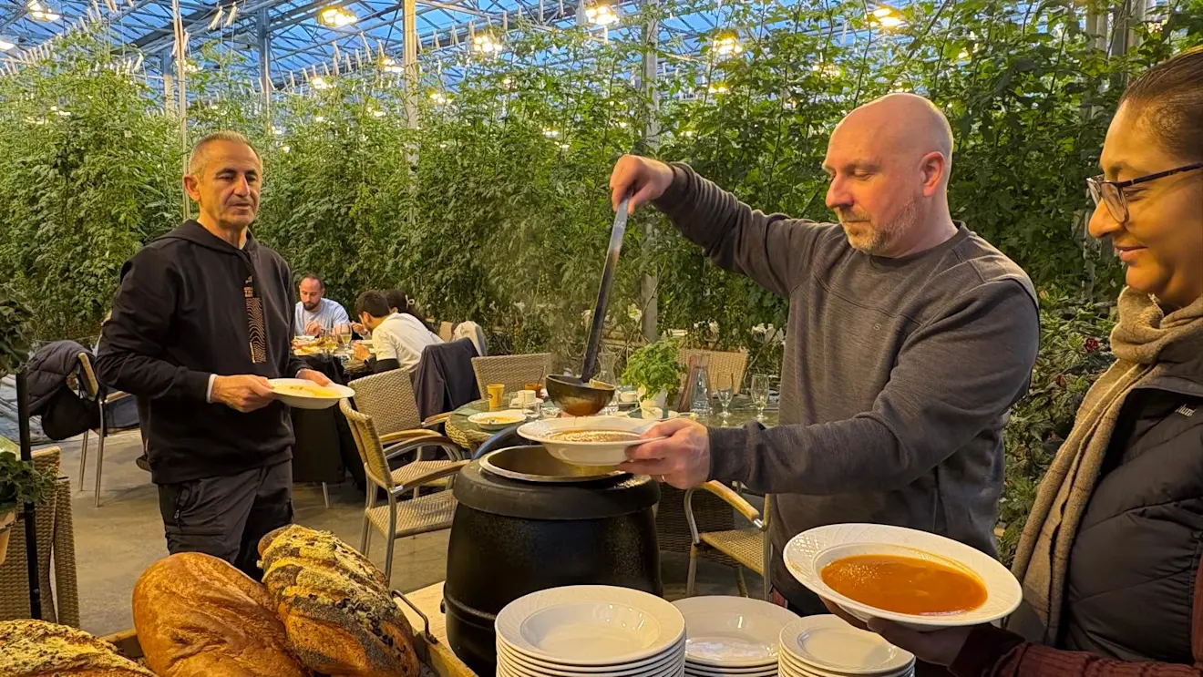 Tomatensoep eten in de kas - Pieter Bliek