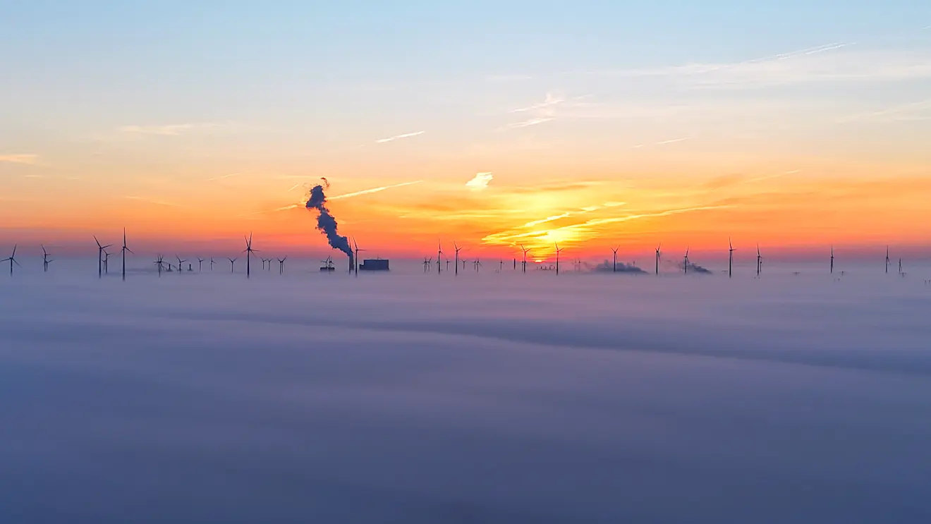 De zon komt fraai op boven de mist in Noordoost-Groningen - Jannes Wiersema