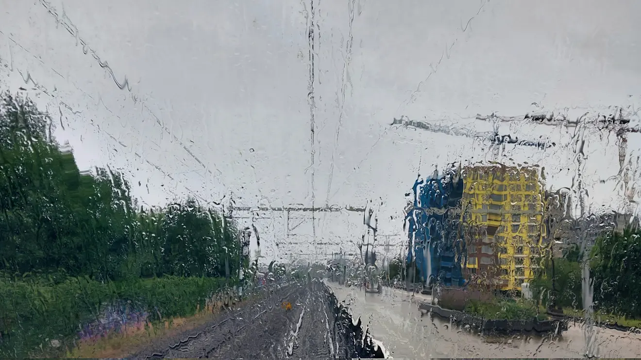 Zachtjes tikt de regen tegen de voorruit van de trein - Ab Donker