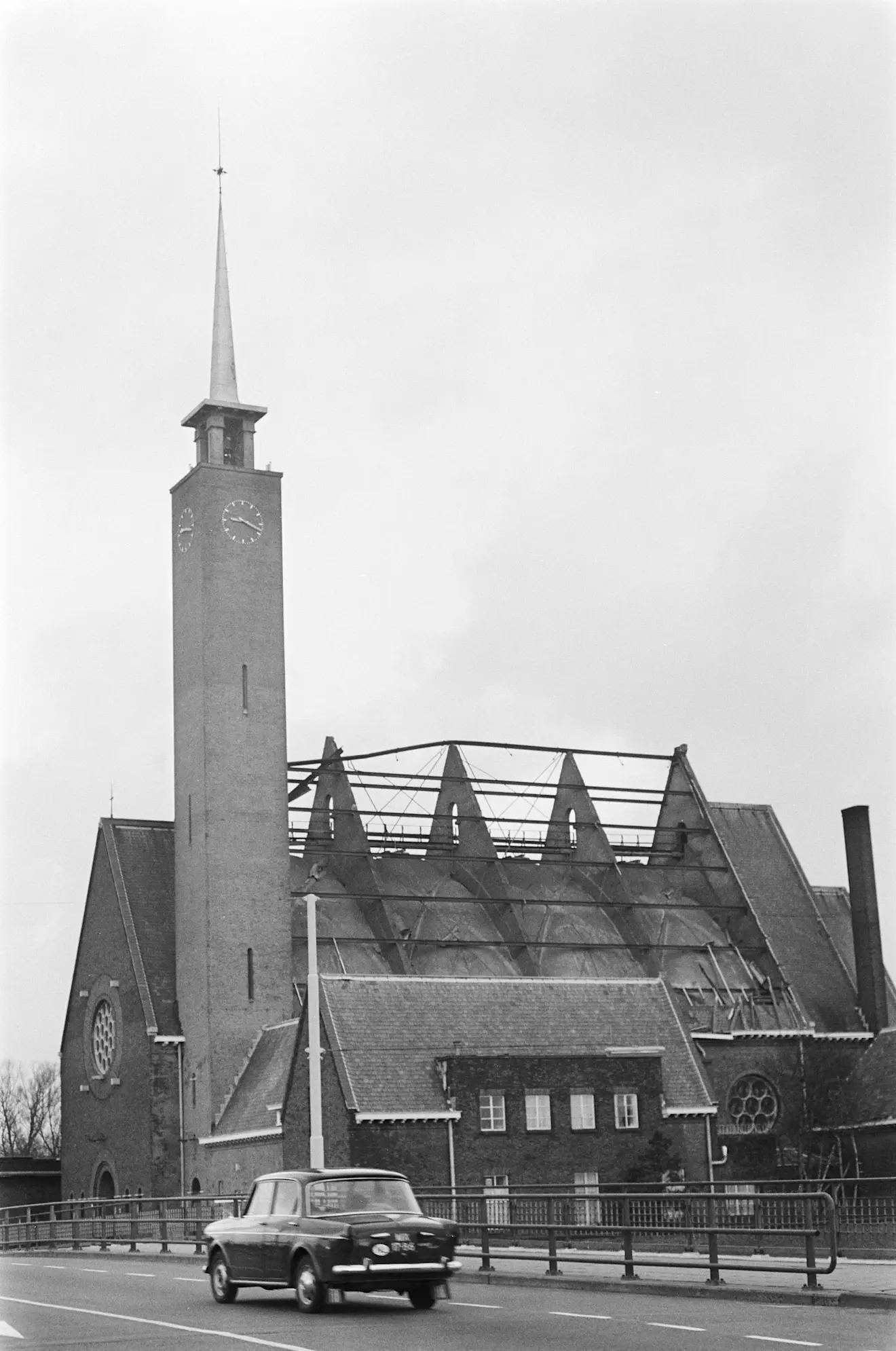 De kerk St.-Annakerk in Amstelveen verloor zijn dak tijdens de storm - Rob Mieremet / Anefo