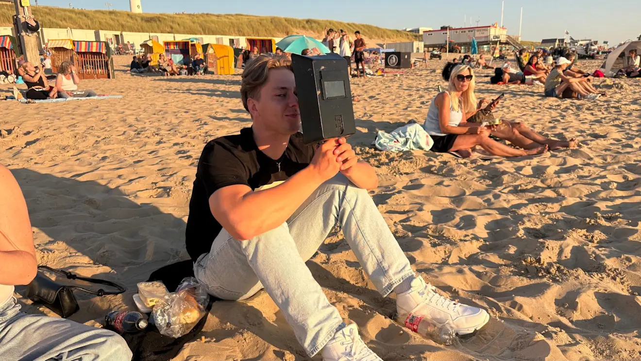 Kijken door de laskap in Egmond aan Zee - Pieter Bliek
