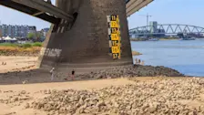 De waterstand in de Waal bij Nijmegen is zo laag dat het peil ervan op deze brugpijler niet meer is af te lezen - Henk Straatman