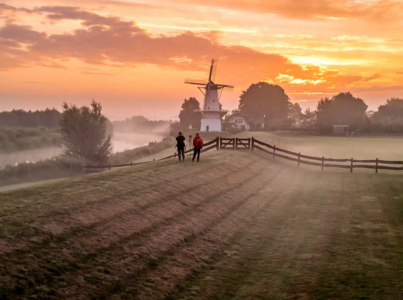 Fraaie zonsopkomst bij molen De Vlinder in Deil - John Oomen