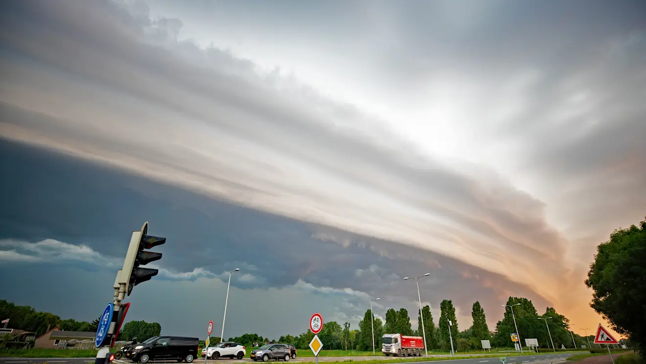 De shelfcloud boven Hellevoetsluis - Simone Wiersma