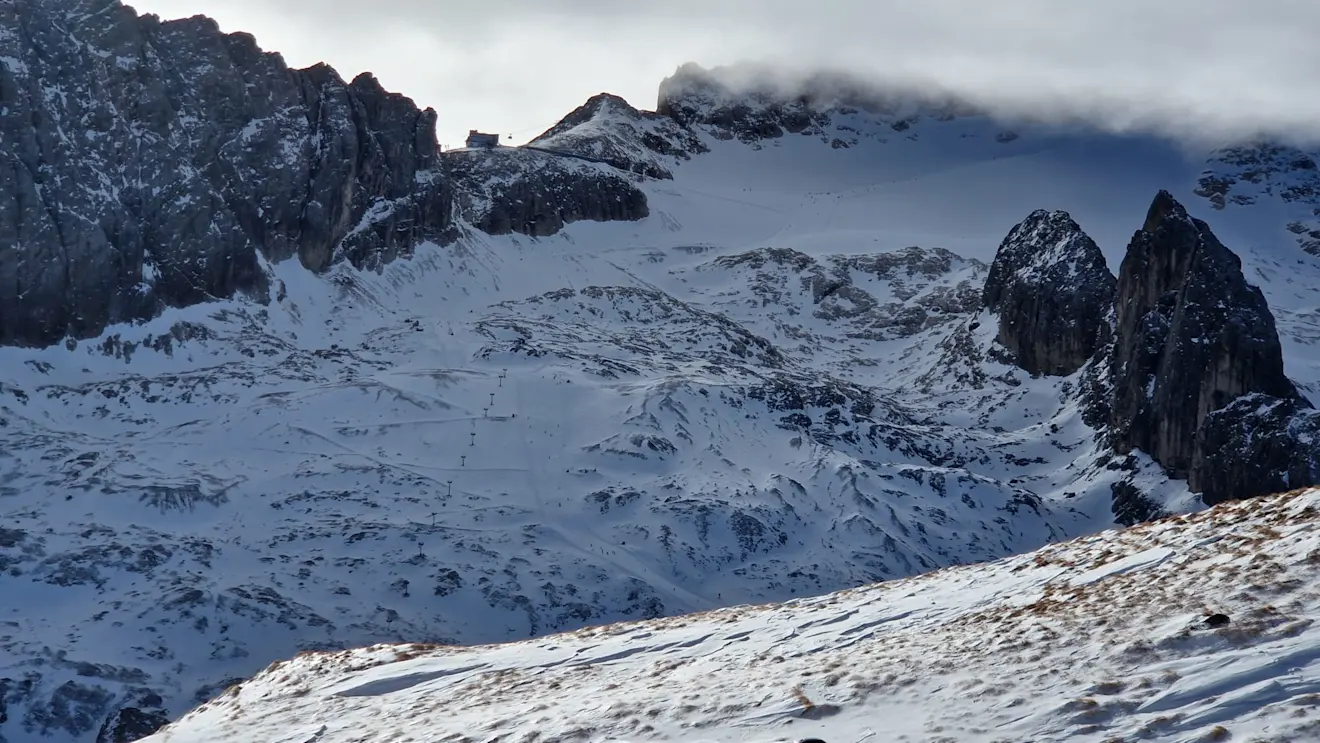Een stukje van de gletsjer op de Marmolada. Er ligt maar weinig sneeuw op - Reinout van den Born