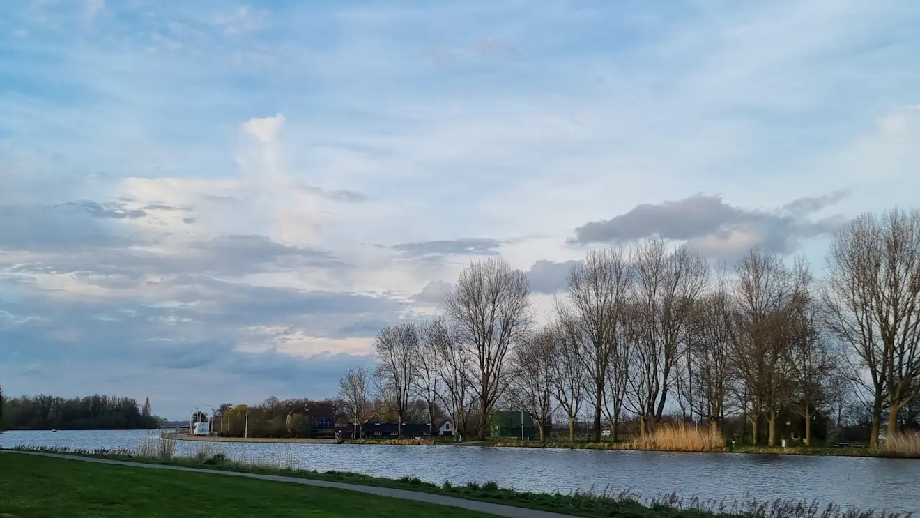 Wolken, zon, blauw en wind - Monique Bormans