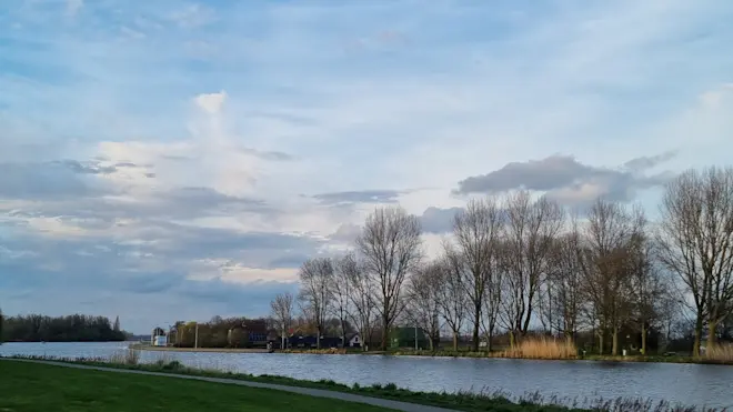 Wolken, zon, blauw en wind - Monique Bormans