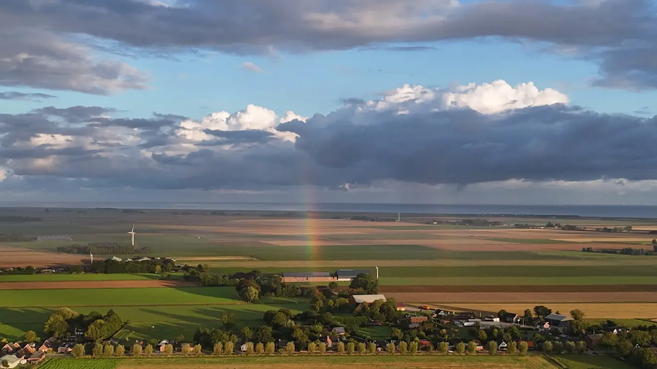 Een regenboogje boven het Groningse land - Jannes Wiersema