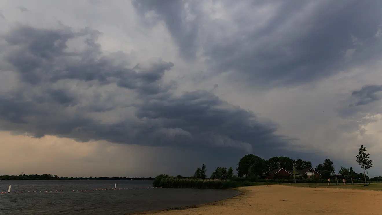 Naderend onweer bij Beers - Henk Straatman