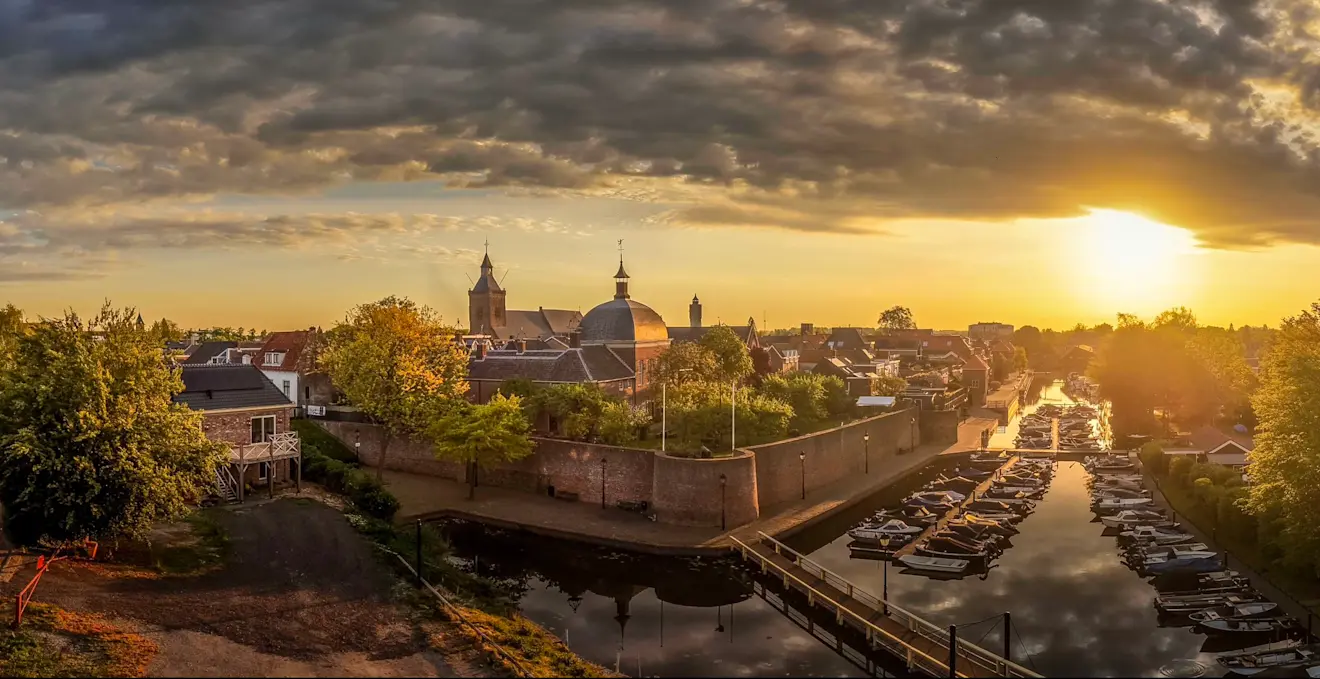 Dreigende wolken bij de zonsopkomst in Leerdam - John Oomen
