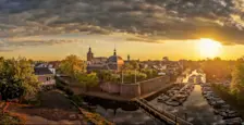 Dreigende wolken bij de zonsopkomst in Leerdam - John Oomen