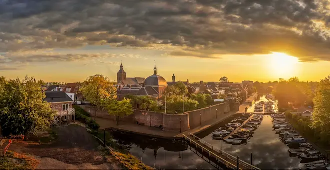 Dreigende wolken bij de zonsopkomst in Leerdam - John Oomen