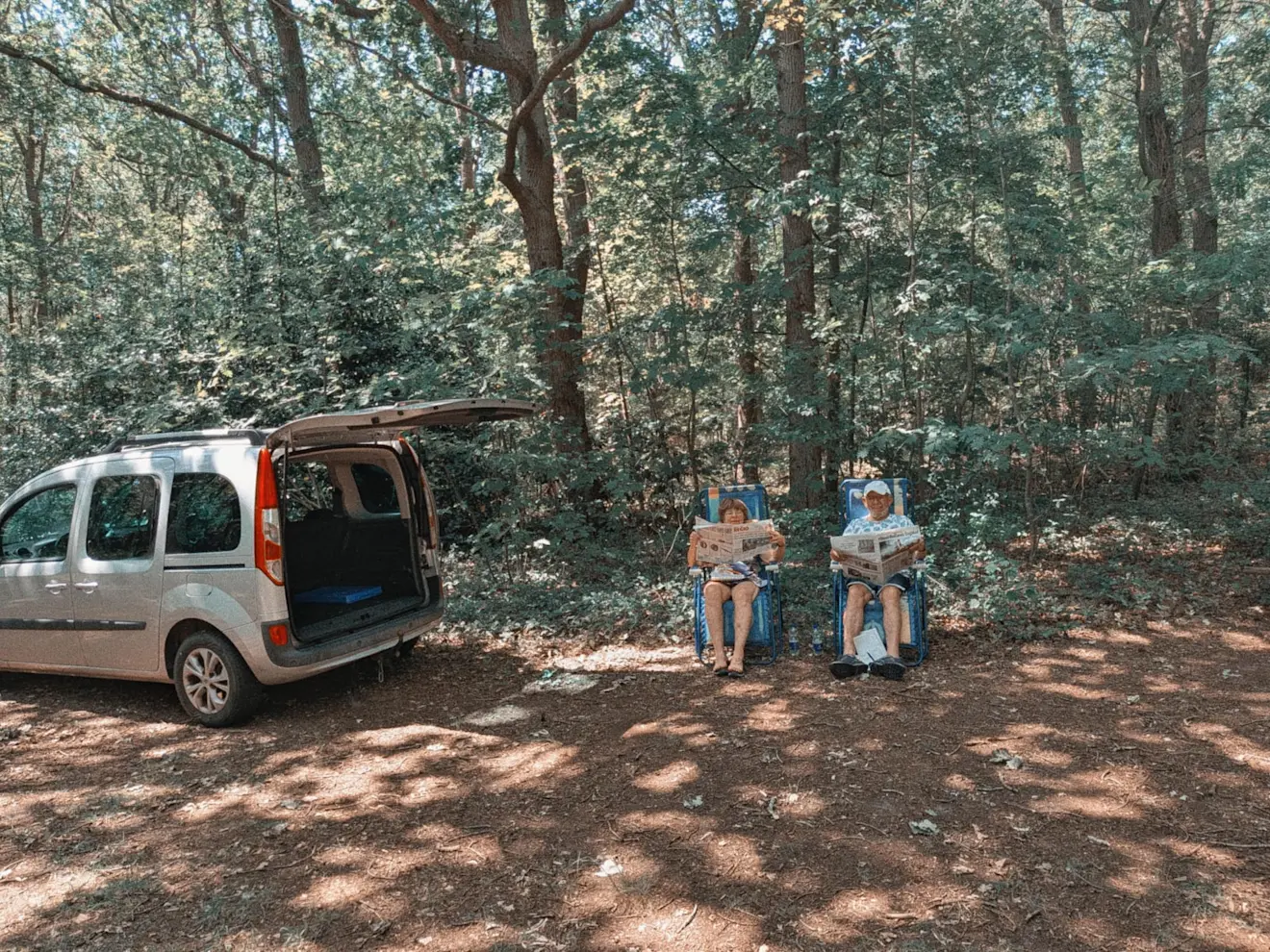 Texelaars uit Den Burg zoeken vanwege de hitte voor de tweede keer in hun leven een koel plekje in het bos op - foto gemaakt door Daphne Channa Horn