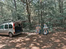 Texelaars uit Den Burg zoeken vanwege de hitte voor de tweede keer in hun leven een koel plekje in het bos op - foto gemaakt door Daphne Channa Horn