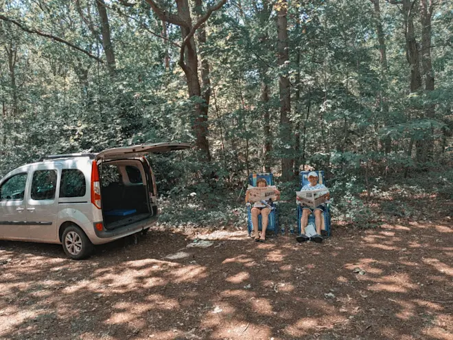 Texelaars uit Den Burg zoeken vanwege de hitte voor de tweede keer in hun leven een koel plekje in het bos op - foto gemaakt door Daphne Channa Horn
