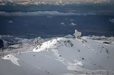 Een deel van het skigebied in de Sierra Nevada. Granada is in de diepte zichtbaar - Sierra Nevada