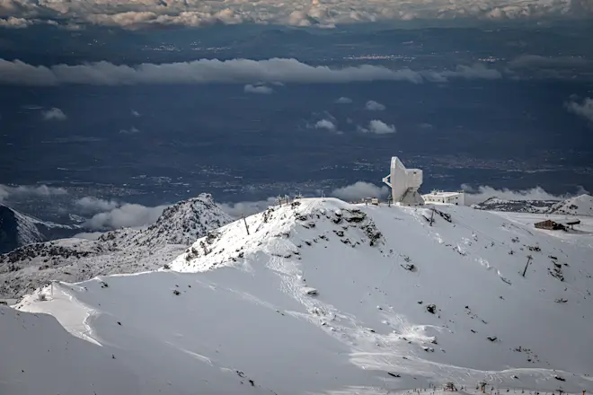 Een deel van het skigebied in de Sierra Nevada. Granada is in de diepte zichtbaar - Sierra Nevada