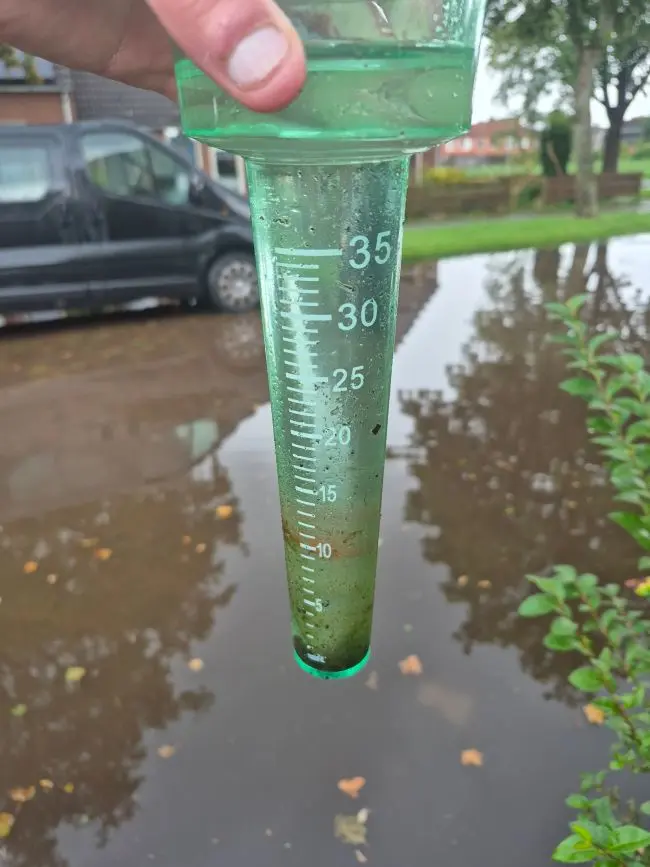 De volle regenmeter uit Sappemeer - Ronald Veenstra
