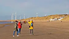Lekker in het zonnetje op het strand van Voorne, in de winter ven 2026 - Simone Wiersma